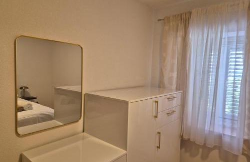 Silba Apartment | Serene Oceanfront Retreat at Kuća za odmor Silba