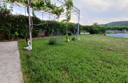 Dicmo Villa | Relax at Kuća za odmor Silvano with Oceanfront Pool
