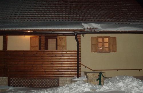 Brinje Ski Chalet | Comfortable Getaway at Kuća za odmor Vučetić