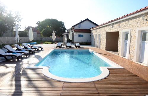 Gradina Apartment | Pet-Friendly Oceanfront Retreat: Kuće za odmor Brkić