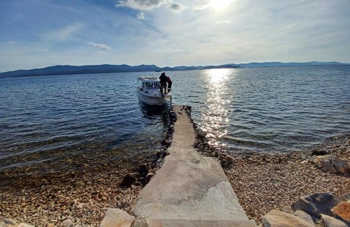 Iz Other | Cozy Kućica s Molom: Oceanfront Retreat for Families