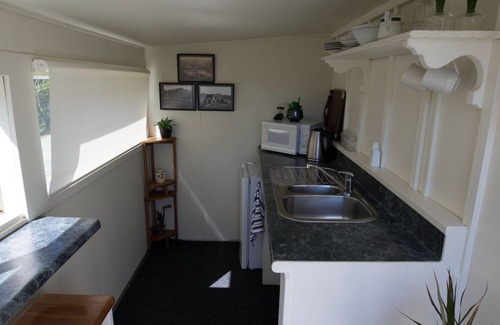 Kuaotunu Cottage | Idyllic Ocean View at Kuaotunu's Peebles Cottage