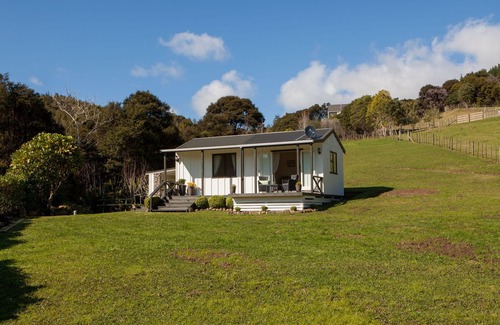 Kuaotunu Cottage | Idyllic Ocean View at Kuaotunu's Peebles Cottage