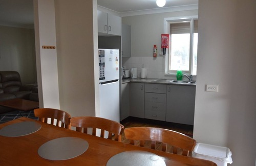 Dubbo House | Comfortable Kubo 3 Bedroom Space with Family-Friendly Amenities