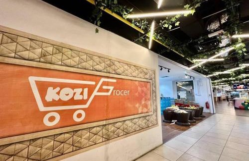 Batu Lintang Apartment | Relaxing Kuching Kozi Square Apartment with Oceanfront Pool