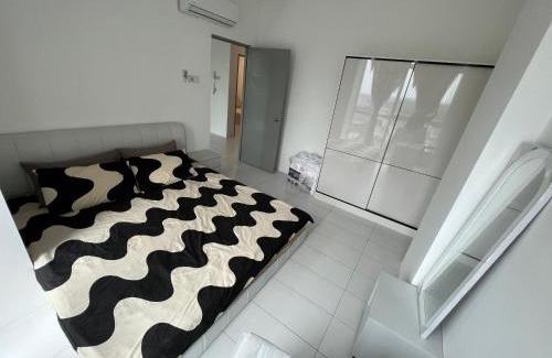 Kuching Apartment | Cozy Kuching Apartment Near BDC with Pool & Breakfast