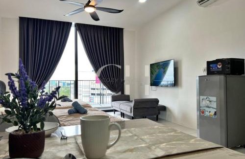 Taman Charming Apartment | Cozy Kuching Getaway: Family-Friendly Oceanfront Retreat