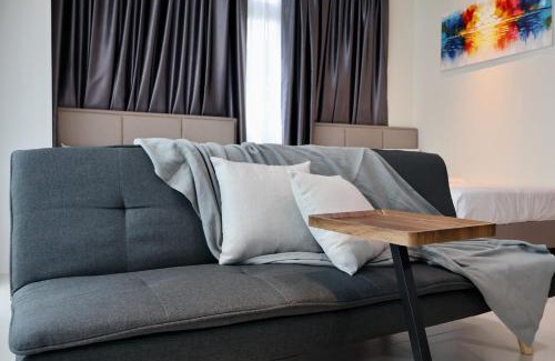Kuching Apartment | Sunset City View Balcony at 4-Star Snuggle Kuching