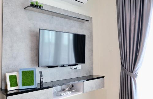 Kuching Apartment | Sunset City View Balcony at 4-Star Snuggle Kuching