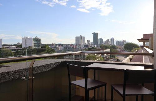 Kuching Apartment | Sunset City View Balcony at 4-Star Snuggle Kuching