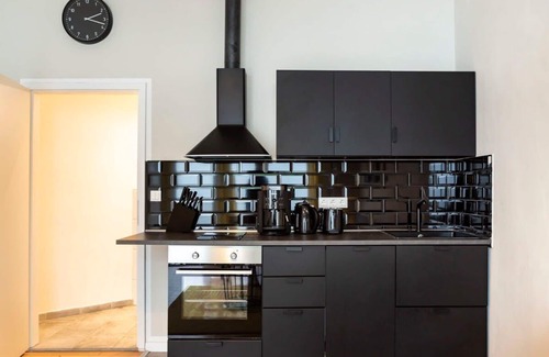 Halensee Apartment | Comfortable Stay at Kudamm with AC & Self Check-In