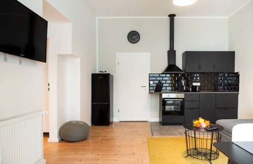 Halensee Apartment | Comfortable Stay at Kudamm with AC & Self Check-In