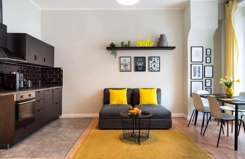 Halensee Apartment | Comfortable Stay at Kudamm with AC & Self Check-In