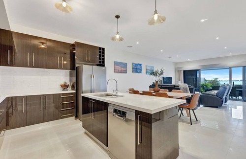 Yarrawonga House | Serene Kudoya Waters with Parkland and Lake Views