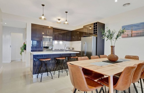 Yarrawonga House | Serene Kudoya Waters with Parkland and Lake Views