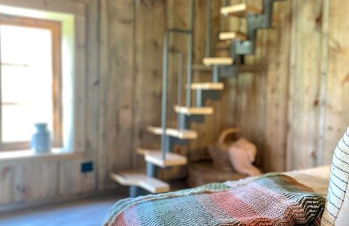 Skjaak House | Experience Kufjøset: Child-Friendly Retreat with Hot Tub