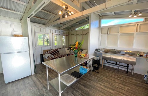 Kealakekua Cabin | Kukui Cabin: Cozy Retreat with Shared Bath & Kitchen