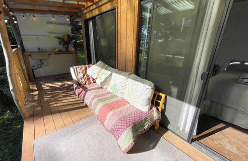 Kealakekua Cabin | Kukui Cabin: Cozy Retreat with Shared Bath & Kitchen