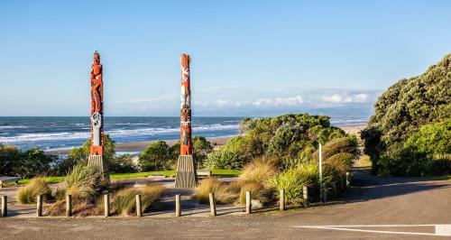 Waiotahi House | Beachfront Bliss at Kukumoa: 4-Star Hospitality Awaits