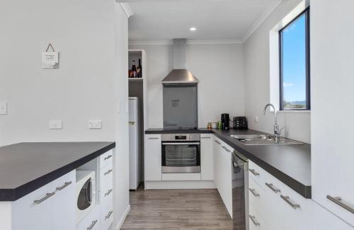 Waiotahi House | Beachfront Bliss at Kukumoa: 4-Star Hospitality Awaits