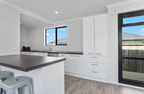 Waiotahi House | Beachfront Bliss at Kukumoa: 4-Star Hospitality Awaits