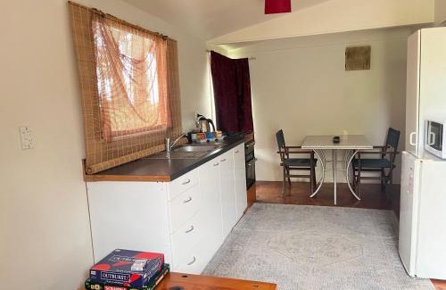 Waiotahi House | Relaxing Kukumoa Cabin with Ocean View & Family-Friendly Atmosphere