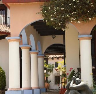 De Mexicanos Hotel | Experience Kukurutz Residencia: Pet & Child-Friendly Retreat
