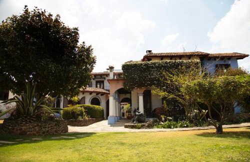 De Mexicanos Hotel | Experience Kukurutz Residencia: Pet & Child-Friendly Retreat