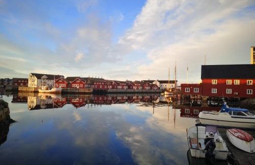Svolvaer House | Family-Friendly Stay at Kule Gule Huset with Kitchen Access