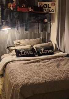 Svolvaer House | Family-Friendly Stay at Kule Gule Huset with Kitchen Access