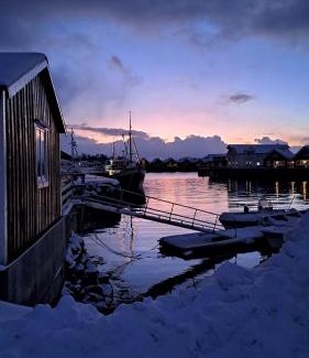 Svolvaer House | Family-Friendly Stay at Kule Gule Huset with Kitchen Access