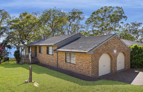 Summerland Point House | Experience Kullaroo Lakehouse - Waterfront Escape with Pool