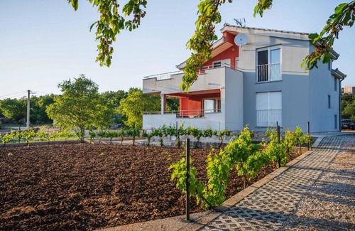 Unesic House | Discover Kulušić House: Family-Friendly with Hot Tub & Dining