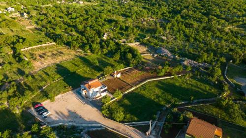 Unesic House | Discover Kulušić House: Family-Friendly with Hot Tub & Dining