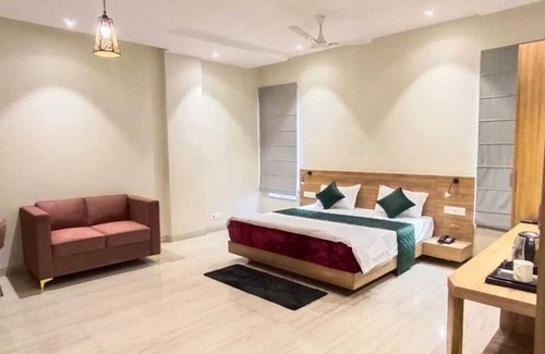 Haldwani Hotel | Cozy Kumaon Inn: Family-Friendly Stay with Breakfast