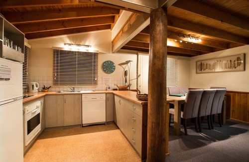 Dinner Plain Ski Chalet | Kumoninn - Modern Pet-Friendly Chalet for Families & Groups