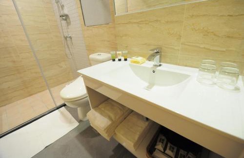 Xitun District Hotel | Discover KUN Hotel: Family-Friendly Stay with Dining Options