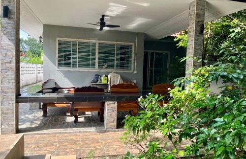 Nong Pla Lai House | Budget-Friendly Kunaeng Resort: Family Welcome Awaits