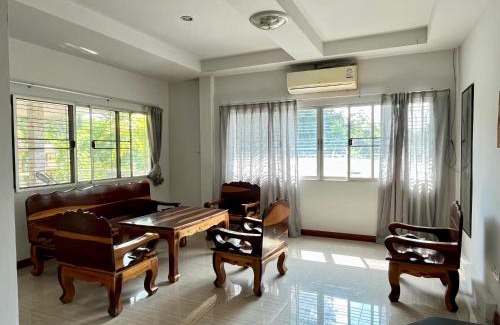 Nong Pla Lai House | Budget-Friendly Kunaeng Resort: Family Welcome Awaits