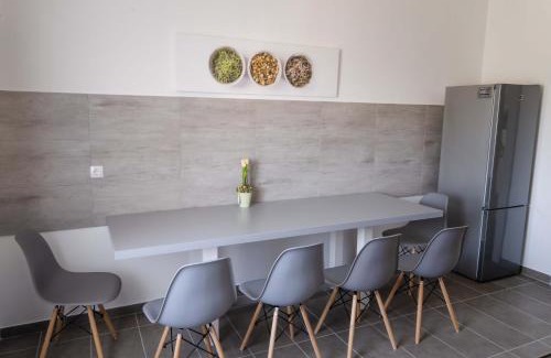 Kisujszallas Apartment | Top-Rated Kunfoglalás Apartmanház: Family-Friendly Retreat