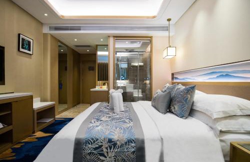 Kunming City Centre Hotel | Discover Kunming Golden Spring Hotel: Oceanfront Bliss