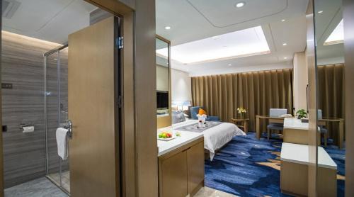 Kunming City Centre Hotel | Discover Kunming Golden Spring Hotel: Oceanfront Bliss