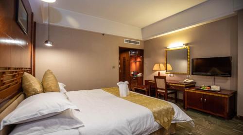 Kunming City Centre Hotel | Discover Kunming Golden Spring Hotel: Oceanfront Bliss