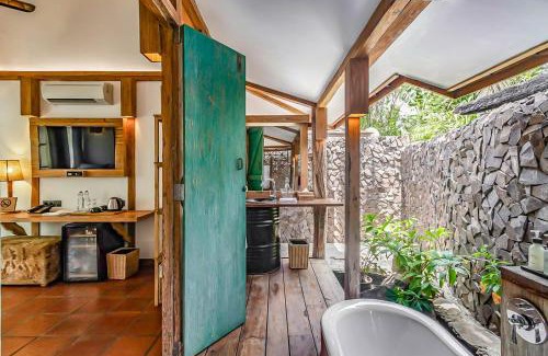 Gili Trawangan Resort | Discover Kuno Villas: Oceanfront Escape with Spa & Pool