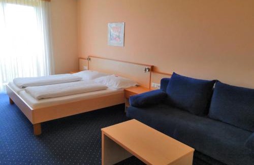Burgauberg-Neudauberg Apartment | Cozy Kunstcafe Rooms: Pet-Friendly with Breakfast Included