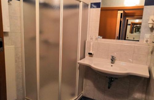 Burgauberg-Neudauberg Apartment | Cozy Kunstcafe Rooms: Pet-Friendly with Breakfast Included