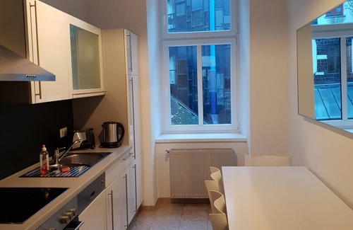 Weißgerber Apartment | Inviting Kunsthaus Apartments: Spa, Kitchen & Breakfast Included