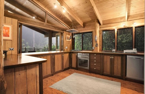 Kuranda Cabin | Explore Kuranda Rainforest Chalet with Family-Friendly Amenities