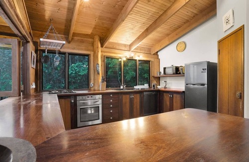 Kuranda Cabin | Explore Kuranda Rainforest Chalet with Family-Friendly Amenities