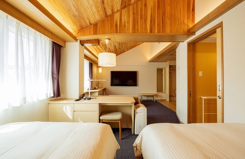 Kurashiki Hotel | Discover Kurashiki Ivy Square: Hot Tub & Dining Options